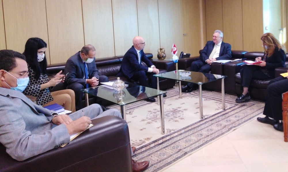  علي الكعلي وسفير إيطاليا بتونس يستعرضان مدى التقدم في تنفيذ برامج التعاون