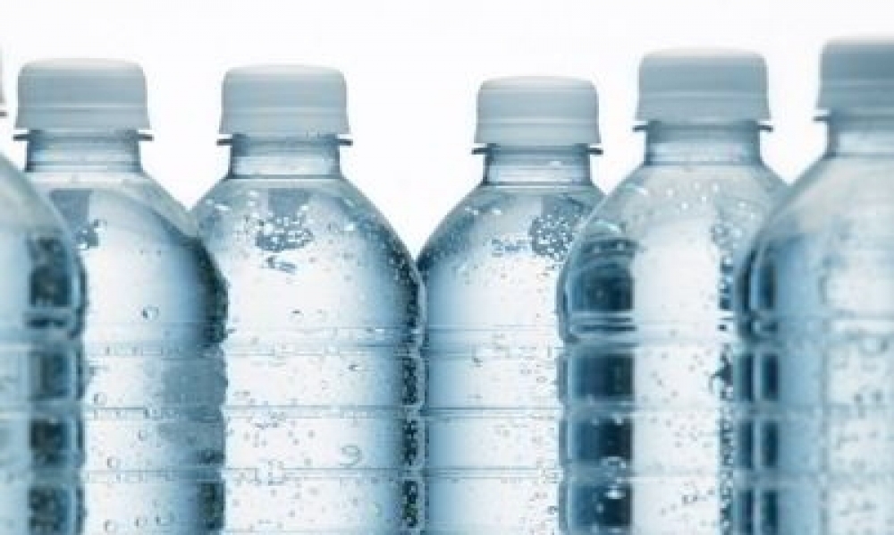  صفاقس : حجز الاف من علب المياه المعدنية مخزنة في ظروف غير صحية