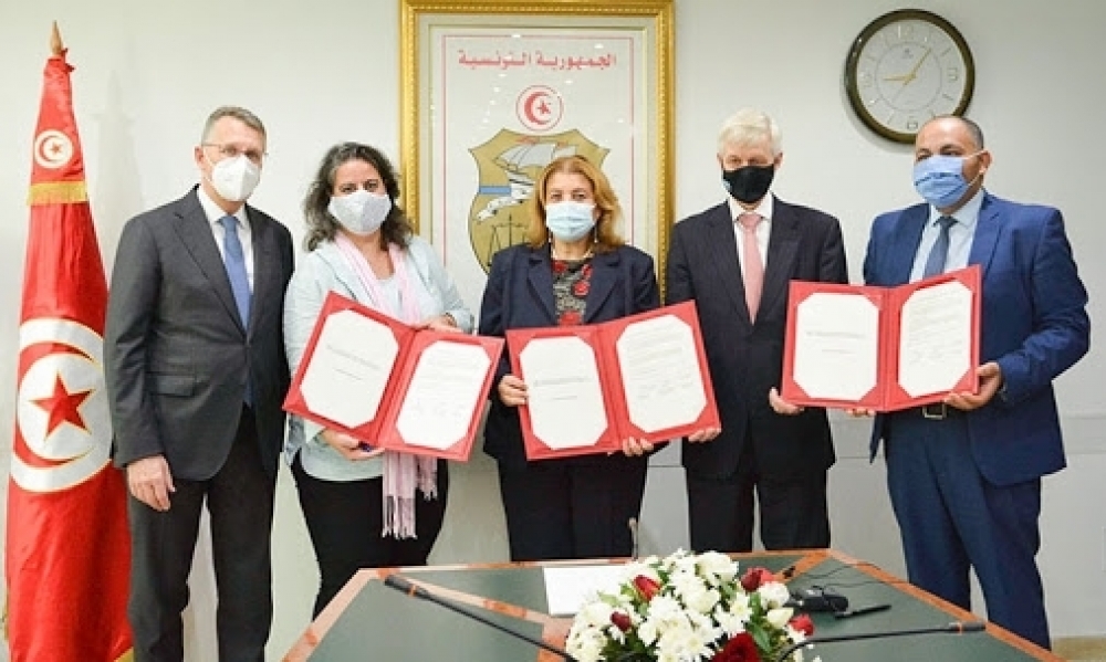 بدعمٍ ألماني وبريطاني، توقيع إتفاقيّةٍ لتنفيذ برنامج التوسّع في الطاقات المتجدّدة في قطاع المباني التونسيّة