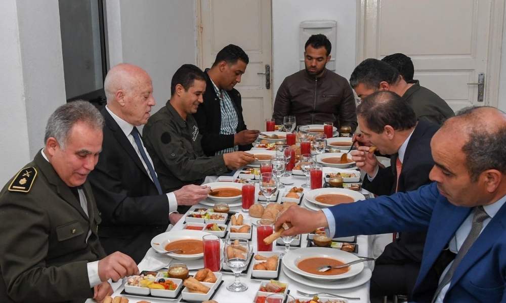 رئيس الجمهورية يتناول وجبة الافطار بمنطقة الحرس الوطني بحي التضامن