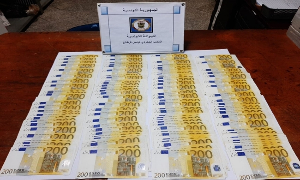 مطار تونس قرطاج / إحباط محاولات تهريب مبالغ من العملة الأجنبيّة تفوق قيمتها الـ 980 ألف دينار