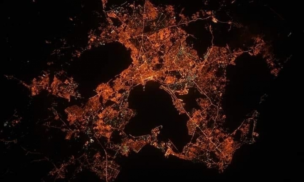 رائد فضاء فرنسي ينشر صورة لتونس العاصمة من الفضاء ويتساءل عن سرّ اللون البرتقالي الطاغي عليها (صورة)