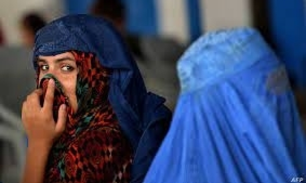 ناشطات أفغانيّات يحتشدن أمام وزارة شؤون المرأة السابقة في كابول