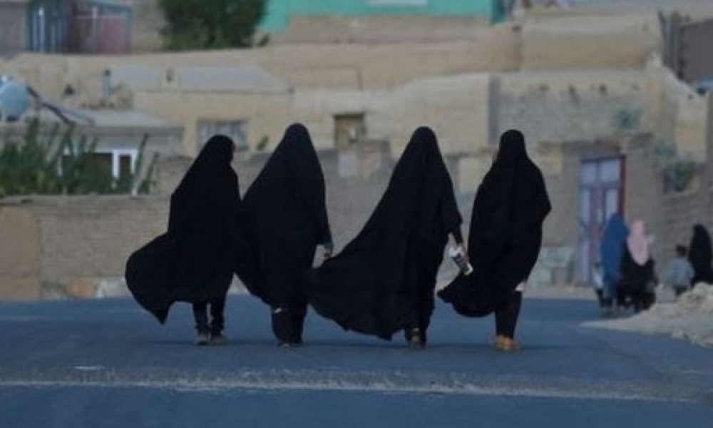 "طالبان" تمنع النساء من العمل وتُصدر أوامر بملازمة بيوتهنّ