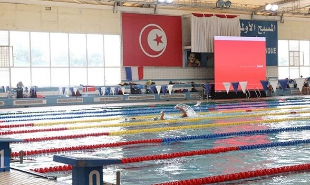 وزارة الرياضة تفتح تحقيقًا في حجب العلم التونسي بمسبح رادس