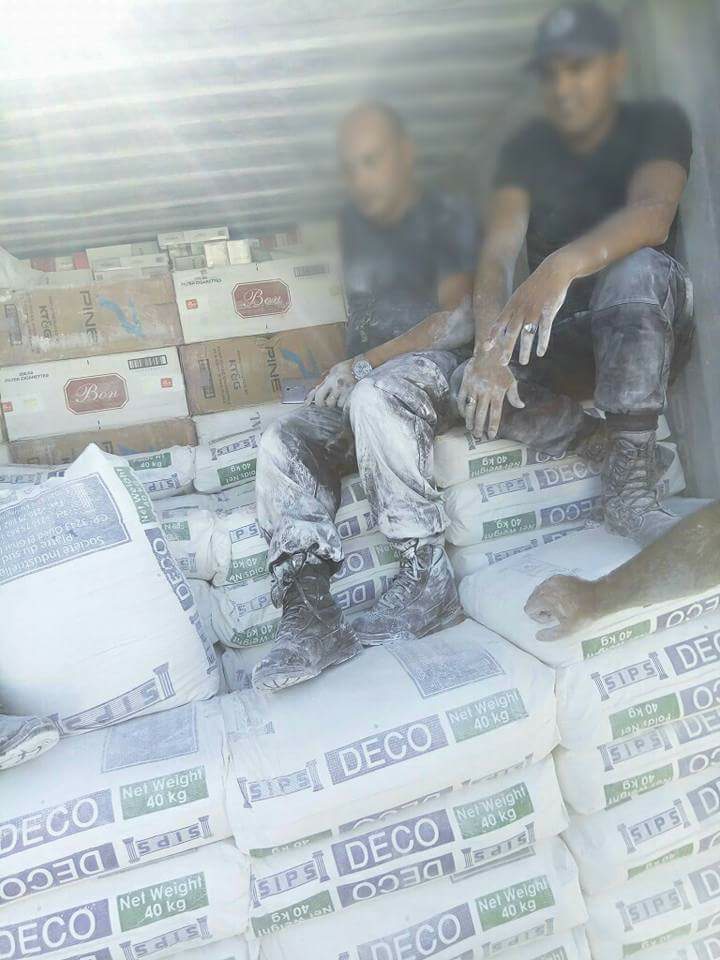  حجزت  مصالح الديوانة التونسية  بقابس اليوم حاوية قادمة من الجنوب التونسي وبالتثبت  في  محتواها تبين أنها تحتوي على كميات مهولة من السجائر المهربة قدرت بحوالي 250.000 علبة.  و قدعمد صاحبها   محاولة تضليل اعوان الامن و ذلك بأخفائها تحب اكياس الجبس .