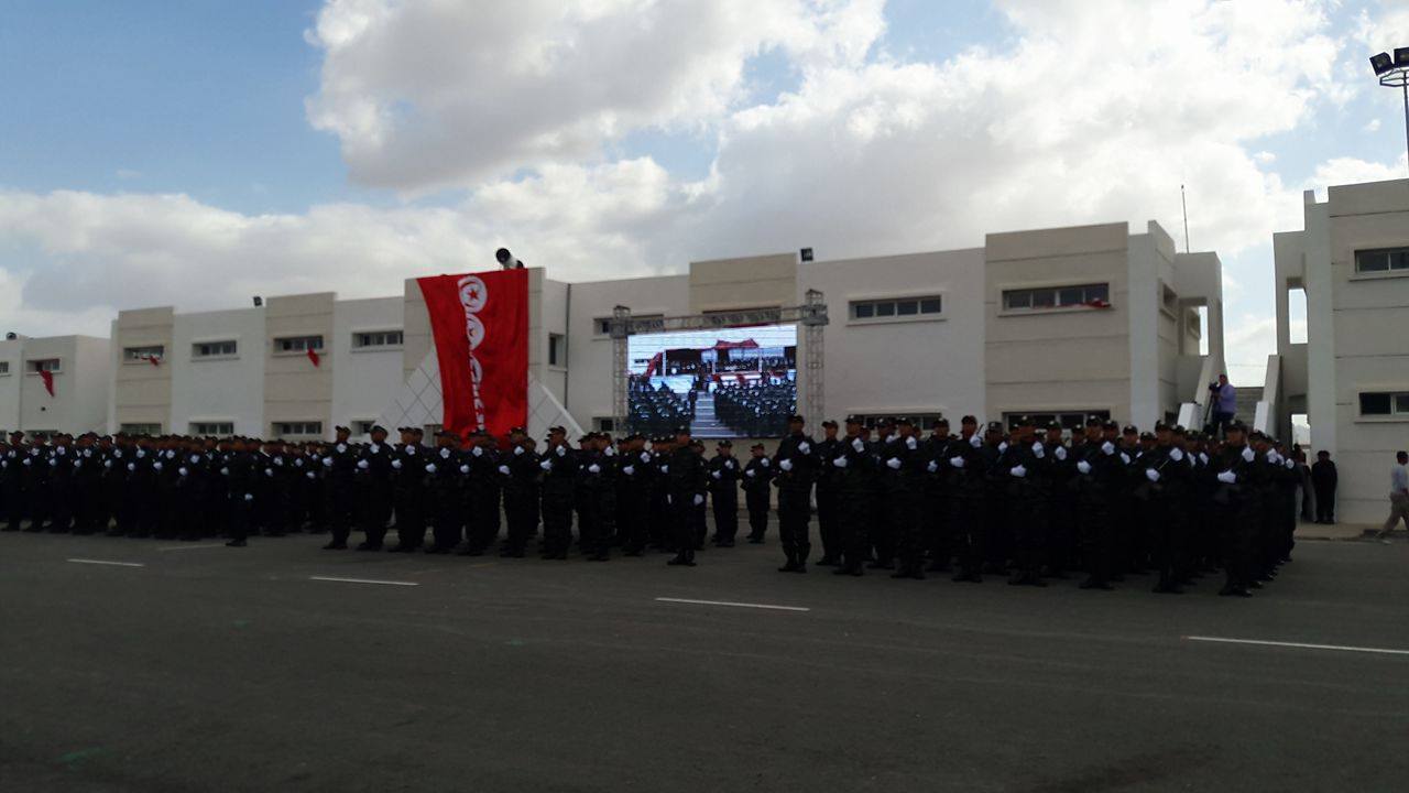 بالصور القيروان: وزير الداخلية يشرف على تخرج 1100 حافظ أمن بالمدرسة الوطنية سيدي سعد