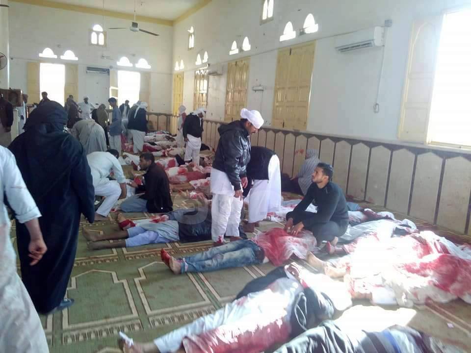 متابعة / الصور الأولى للجريمة الإرهابيّة في مصر ، 50 قتيلًا في تفجيرٍ إستهدف مصلّين