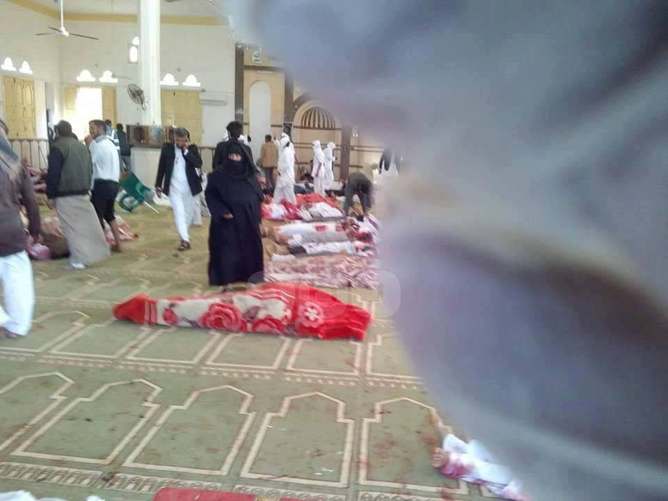 متابعة / الصور الأولى للجريمة الإرهابيّة في مصر ، 50 قتيلًا في تفجيرٍ إستهدف مصلّين