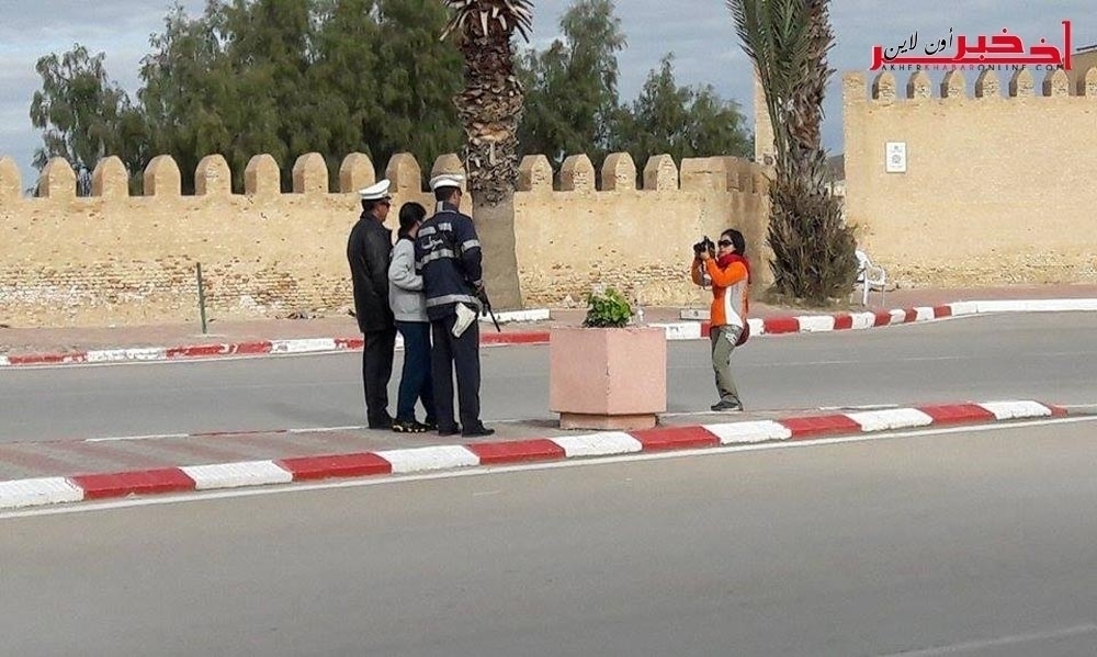 Photo du jour-Kairouan: Des touristes japonais insistent pour une photo souvenirs avec les agents de sécurité