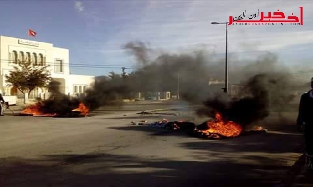 Urgent-Menzel Bouzayene: Début de rassemblement de manifestants, des pneus brûlés
