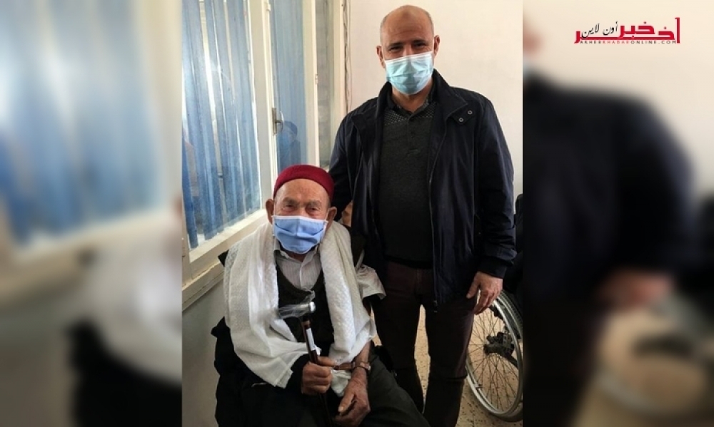 صورة / يبلغ 102 سنة، أكبر تونسي يتلقّى أوّل جرعة من لقاح "كورونا"