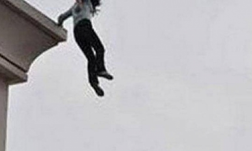 سوسة : بسبب وفاة والداتها ..فتاة تنتحر بالقاء نفسها من الطابق العلوي