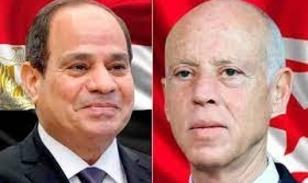 قيس سعيّد يعزّي السيسي في ضحايا تصادم القطارَيْن وسقوط بناية