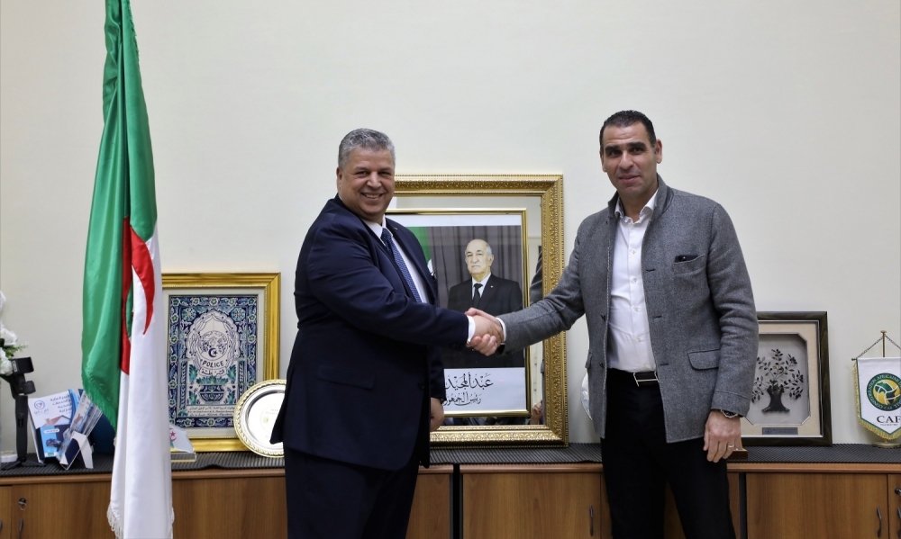 شرف الدين عمارة يتسلم مهامه رئيسا جديدا للجامعة الجزائرية لكرة القدم خلفا لخير الدين زطشي 