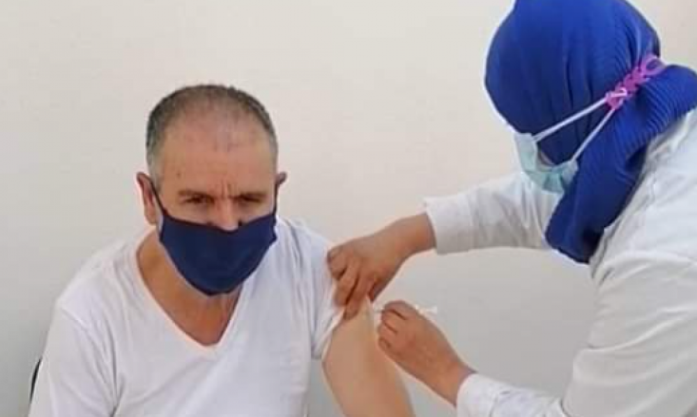 نور الدين الطبوبي يتلقّى لقاح "كورونا"