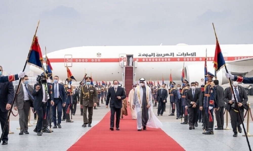 السيسي يتنقل إلى مطار القاهرة لاستقبال ولي عهد أبوظبي 