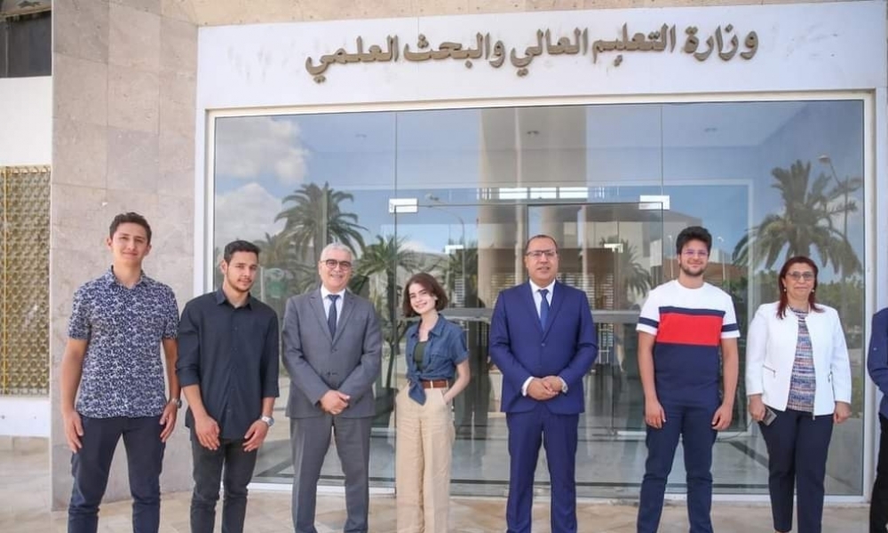 رئيس الحكومة يمكن التلاميذ المتفوقين في البكالوريا من منحة دراسية في المانيا