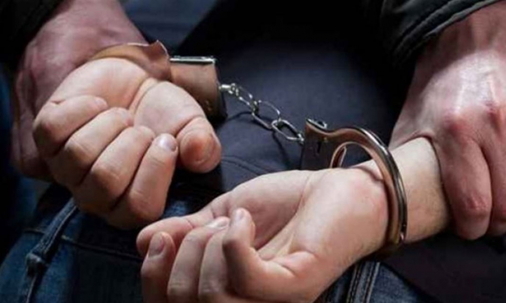 الكبارية / القبض على مجرمٍ خطير محلّ 17 منشور تفتيش