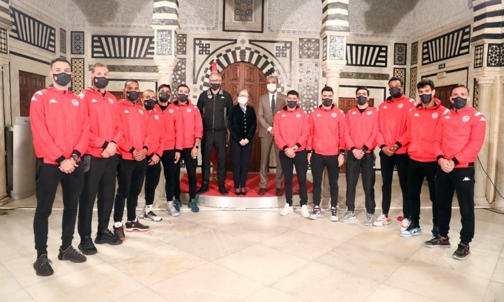رئيسة الحكومة تستقبل عناصر المنتخب الوطني لكرة القدم