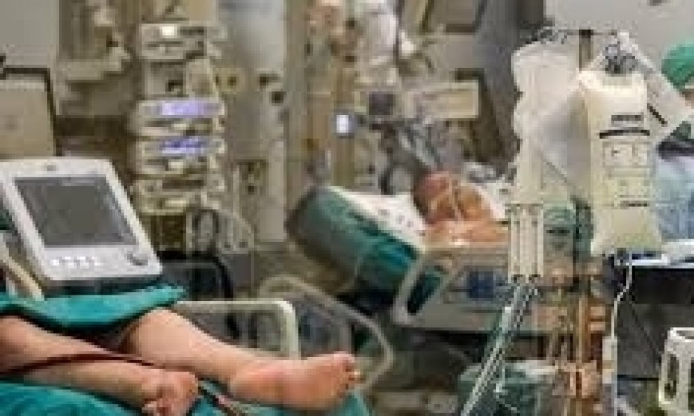 علماء يفسرون أسباب عدم إصابة بعض الأشخاص بكورونا رغم التعرض المستمر للعدوى