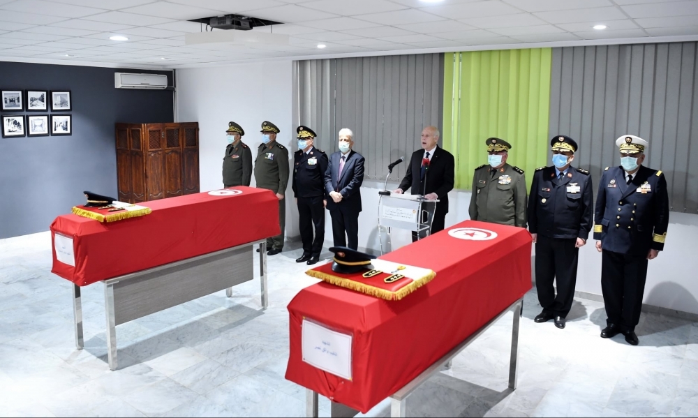 رئيس الجمهورية يشرف على موكب تأبين العسكريين الذين استشهدا في حادث سقوط مروحيتهما في بنزرت