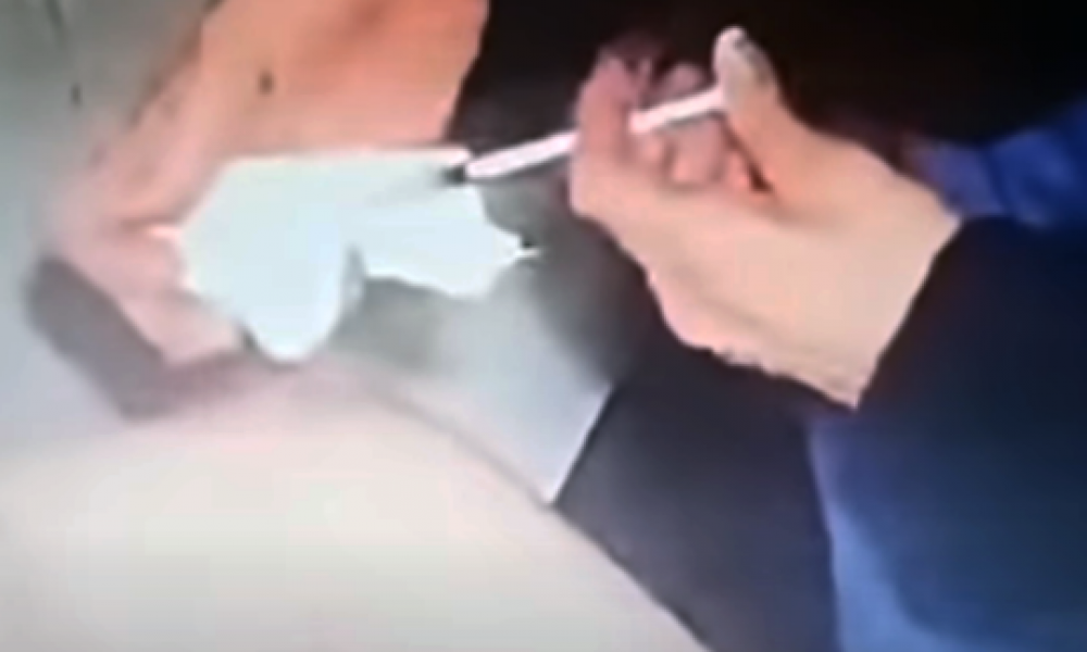 إيطاليا / كاميرا سريّة تُطيح بممرّضة تحقن اللقاح خارج الأذرع