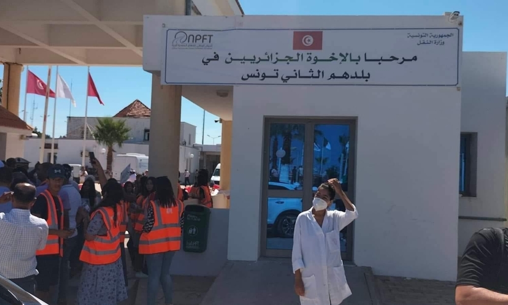 صحف جزائرية: إقبال محتشم على المعابر الحدودية مع تونس في أول يوم لإعادة فتح الحدود (صور)