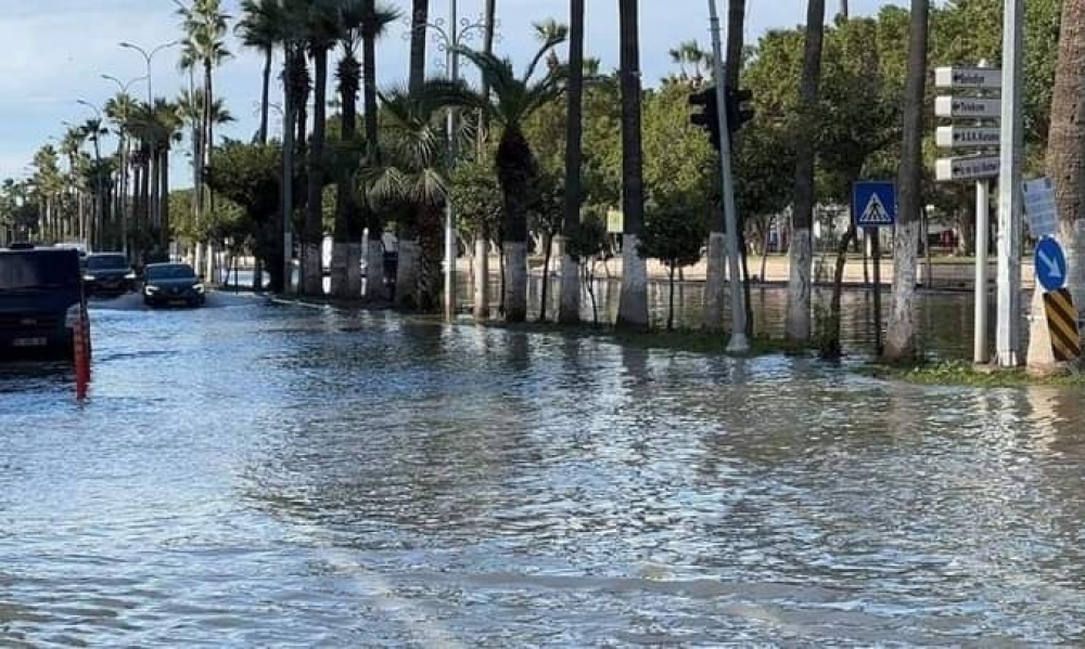 تركيا:ارتفاع مستوى سطح البحر و المياه تغمر شوارع مدينة اسكندرون من ولاية هاتاي