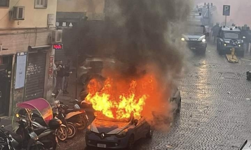 أحداث عنف في شوارع نابولي قبل مباراة اينتراخت فرانكفورت 