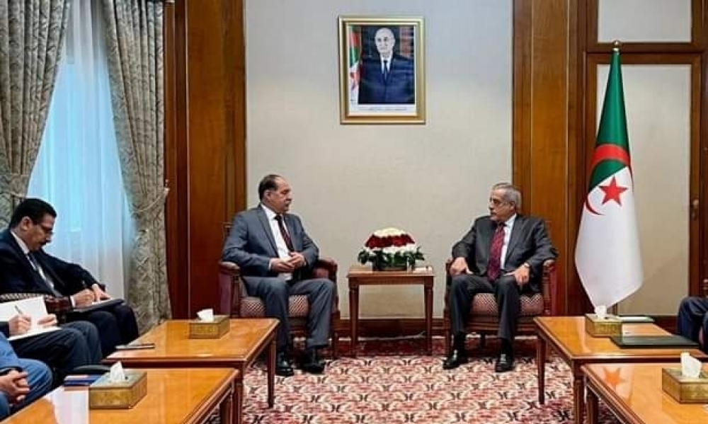 بلاغ/ الوزير الأول الجزائري نذير العرباوي يستقبل وزير الداخلية التونسي 