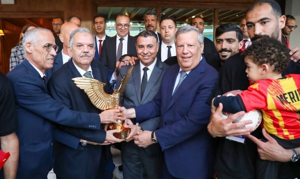  وزير الشباب والرياضة يسلّم رمز البطولة الـ 34 للترجي الرياضي التونسي   