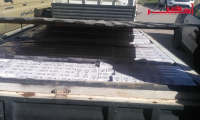 بالصّور/ قام بإخفائها بطريقة مبتكرة وسط شاحنته : حجز 3500 علبة سجائر مقلّدة