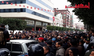 صور الآن / من أمام الداخليّة، تجمّع مئات المواطنين لإلغاء الزيادة في الأسعار وإلغاء إجراءات قانون الماليّة 2018